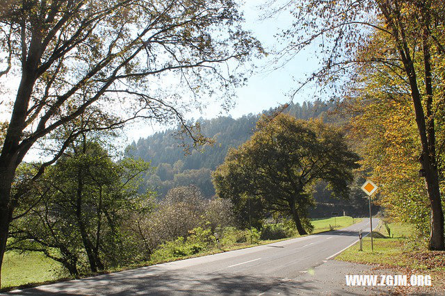 梦见直升机飞的低_周公解梦梦到直升机飞的低
