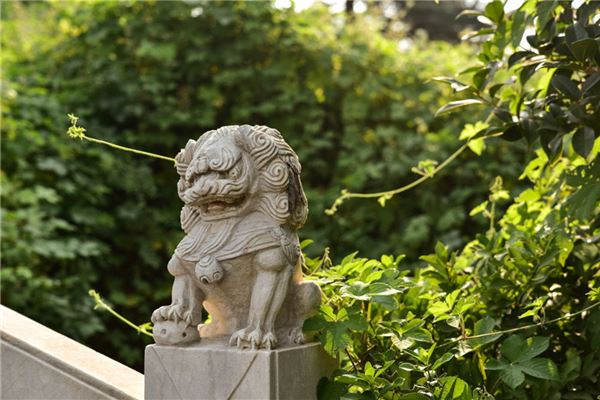 风水之中乃为吉祥之物,若门口放置狮子摆件,乃吉祥,化煞镇宅之意