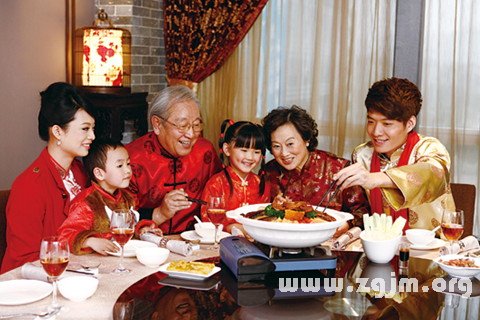 梦见与家人团聚,预示夫妻生活会幸福.