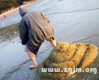 梦境解析，梦见小孩拉大便在身的寓意与心理分析