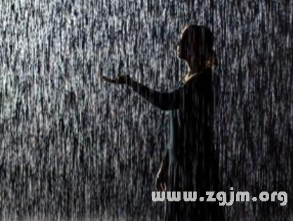周公解梦，梦见下大雨的深层寓意与解析