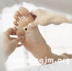 右脚脚底有痣代表什么右脚脚心有痣好吗