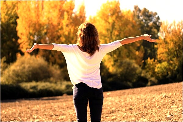 梦境之谜，解析梦见自己上身光着手中拿着衣服准备穿的深层含义