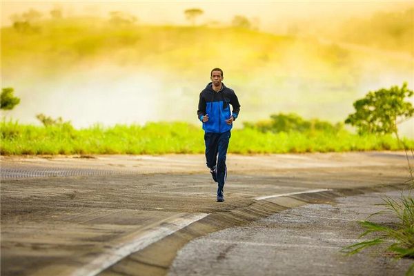 梦见雨中跑步