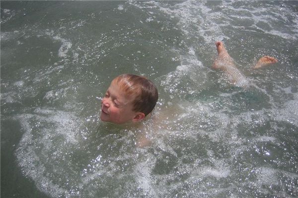 小男孩掉水里