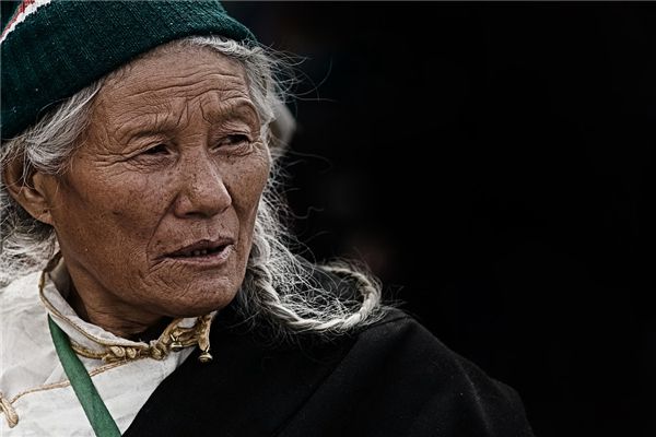 周公解梦，梦见死去的人与自己理发——探寻梦境深层的情感与寓意