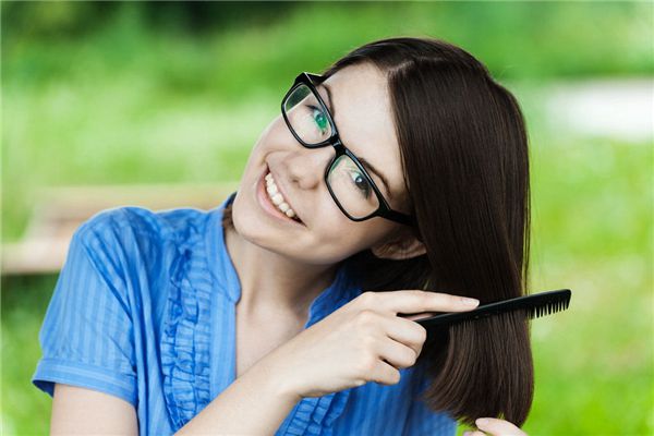 解梦，梦见自己梳头发的深层含义与预兆