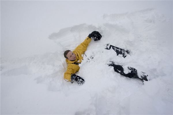 梦见雪地滑到