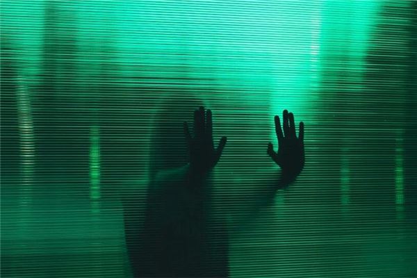 探索梦境奥秘，晚上做梦梦见自己在梦游，这究竟意味着什么？