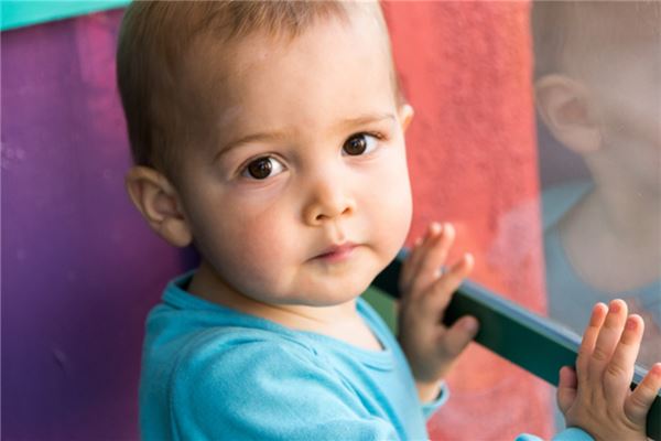 周公解梦揭秘，梦见小男孩尿到自已脸上的深层含义与解析