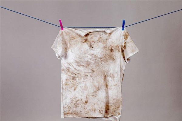 已婚的女子梦见衣服脏了表示家里会发生争吵,自己可能生病,但是梦见