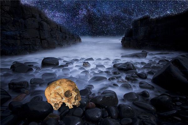梦境解析，梦见死人与满地鲜血的象征意义