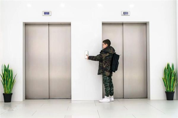 梦见坐电梯上上下下