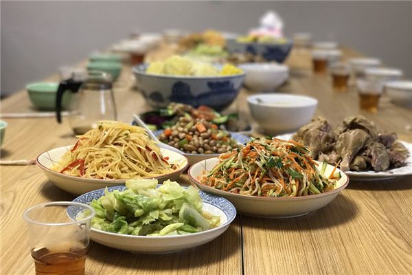 梦见请吃饭是什么意思