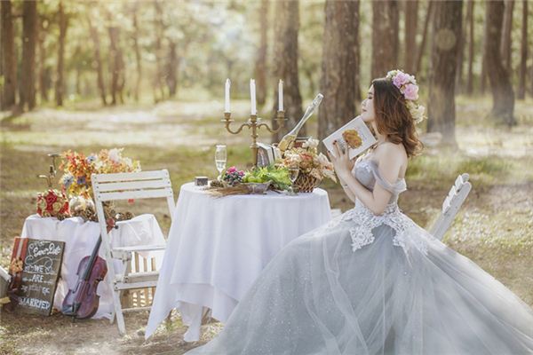 梦境迷离，解梦自己与陌生人的婚礼