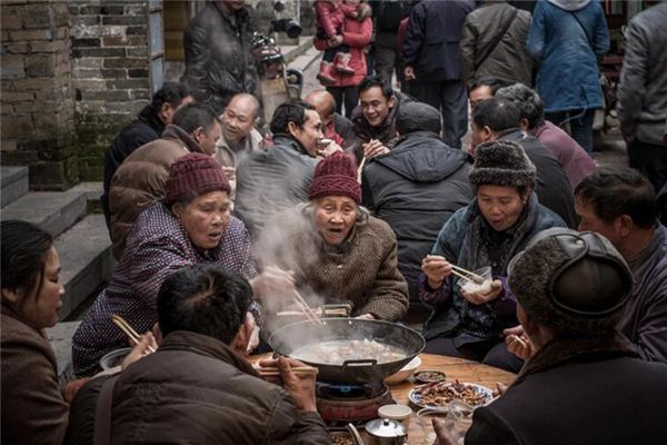 梦见好多人在一起吃饭