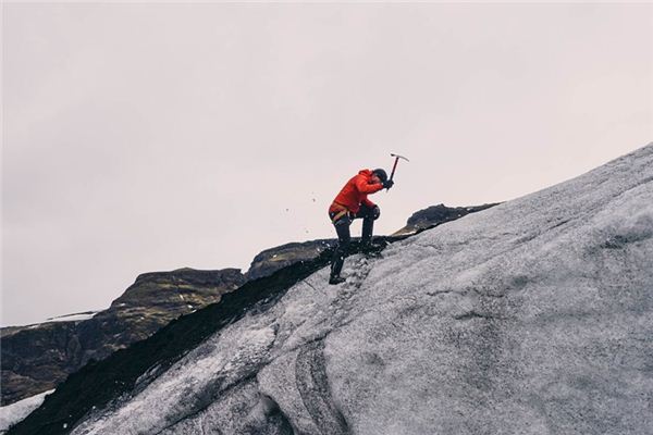 梦见雨中登山是什么意思