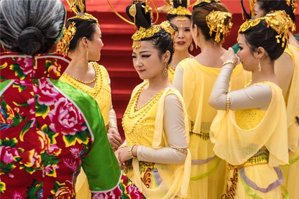 梦见黄色衣服是什么意思 梦见黄色衣服有什么预兆