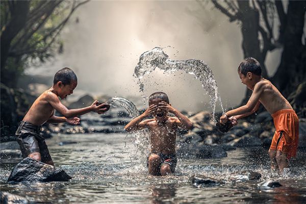 梦见在水里玩 周公解梦梦到在水里玩是什么意思 做梦梦见在水里玩好不好 周公解梦官网