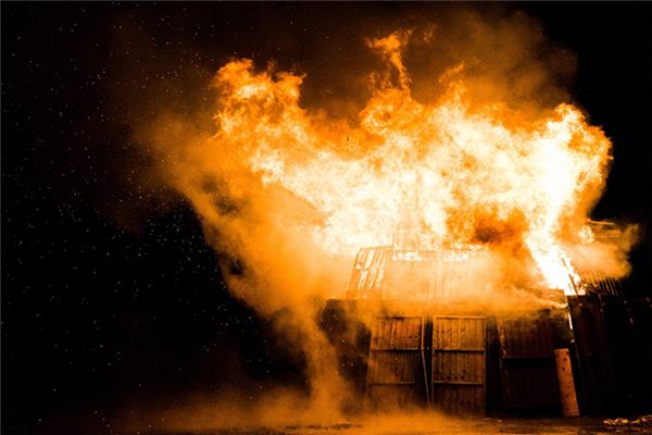 梦见房子着火了好吗，梦境背后的深层含义与心理解析