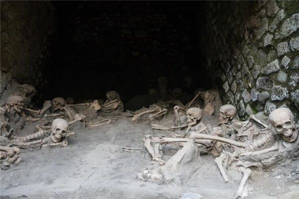 梦见死人从棺材里出来，梦境背后的深层含义与心理解析