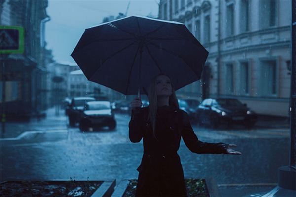 谁能帮我解梦，我梦见外面下雨，雨伞坏了，我有三把，其中一把坏了