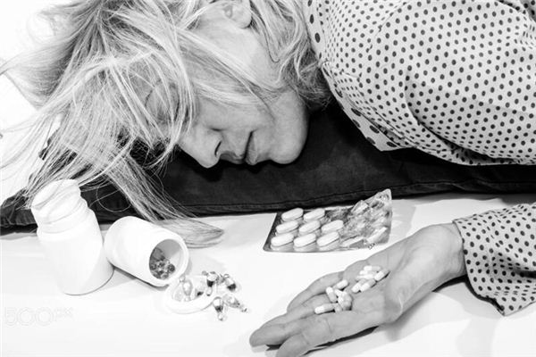 梦见吃安眠药