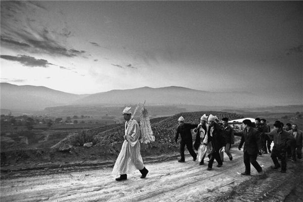 梦见自己参与抬死人，探索梦境背后的深层含义