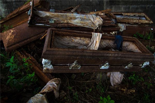 梦回彼岸，解读梦见死去的亲人棺材板坏了的深层含义