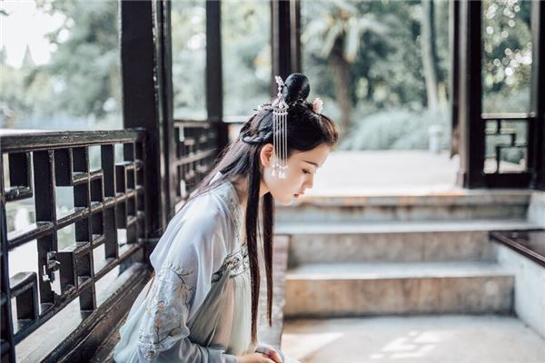 在甲子纳音表中当属城墙土,故此年出生之人为城墙土命,天干戊五行当属