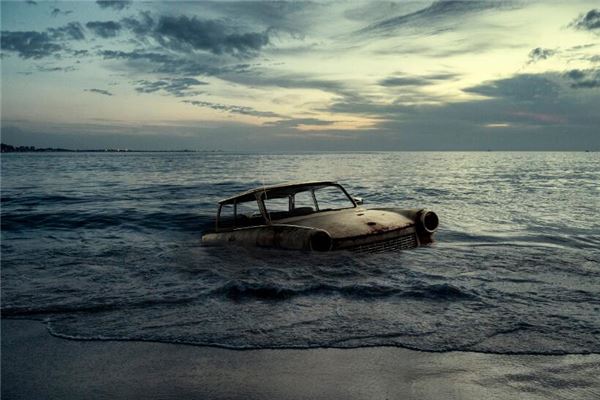 梦见车掉进水里