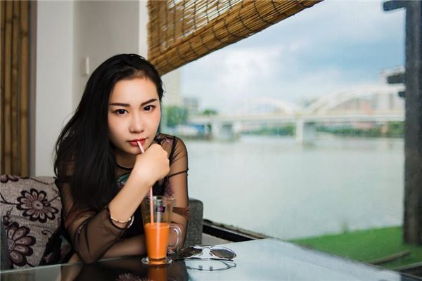 常为他人考虑,且属鼠女人做事态度积极,勤奋努力,头脑机智,心灵手巧