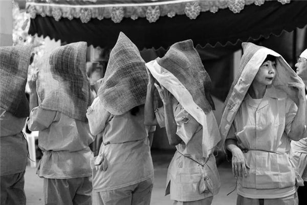 梦见亲人穿白孝衣