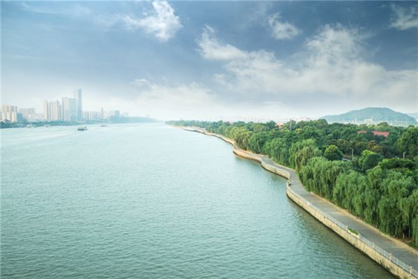 梦见大江大河好多水