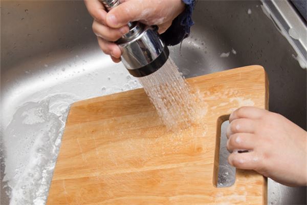 梦见用水洗东西