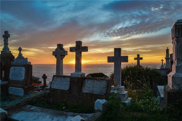 梦回墓园,解读梦见与母亲共赴墓地之行的深层含义 梦回墓园,解读梦见与母亲共赴墓地之行的深层含义