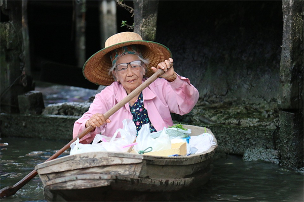 梦回往昔，一抹温情——解读梦见已故婆婆递水之梦