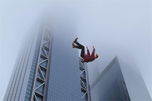 刚失恋之女人梦见高楼坠落,财运多有不顺之事,与他人间纠葛多,则财运