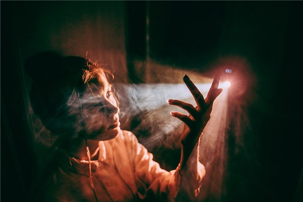 梦见自己吸烟，潜意识中的渴望与警示