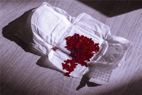 新鲜的带血的卫生巾图片