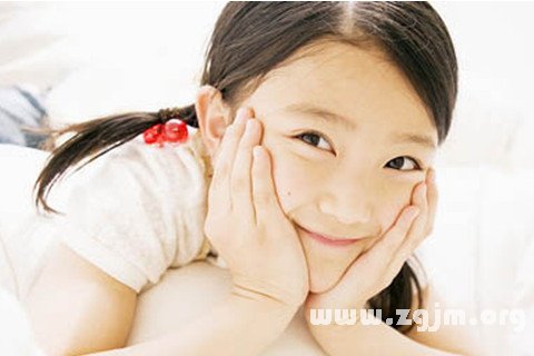 梦见小女孩对我笑是什么意思 梦见小女孩对我笑有什么预兆