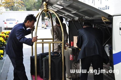 梦见行李搬运工是什么意思 梦见行李搬运工有什么预兆