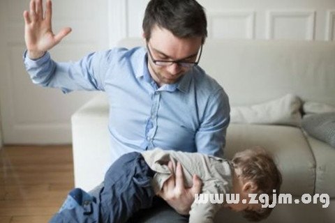 梦见打别人家小孩是什么意思 梦见打别人家小孩有什么预兆