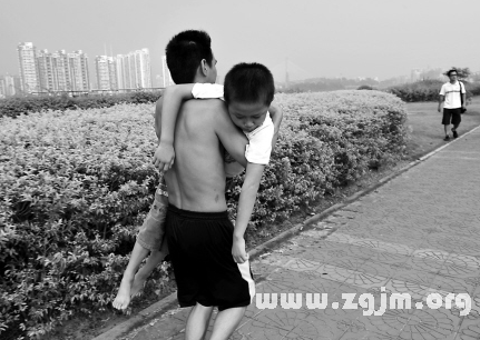 梦境中的温柔拥抱，解析梦到抱着自己喜欢的女生