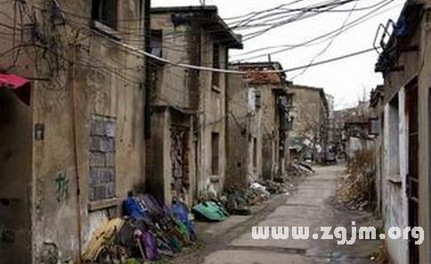 梦回旧时光，解读梦见在老房子挖坑的深层含义