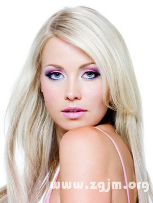 梦境解析，梦见头发长了然后自己把头发剪掉——自我重塑与内心释放的象征