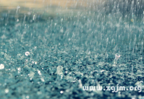 梦境解析，梦见雨下的很大自己在蔬菜地里跑