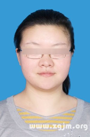 目露凶光额头扁平五官不清晰的照片分析